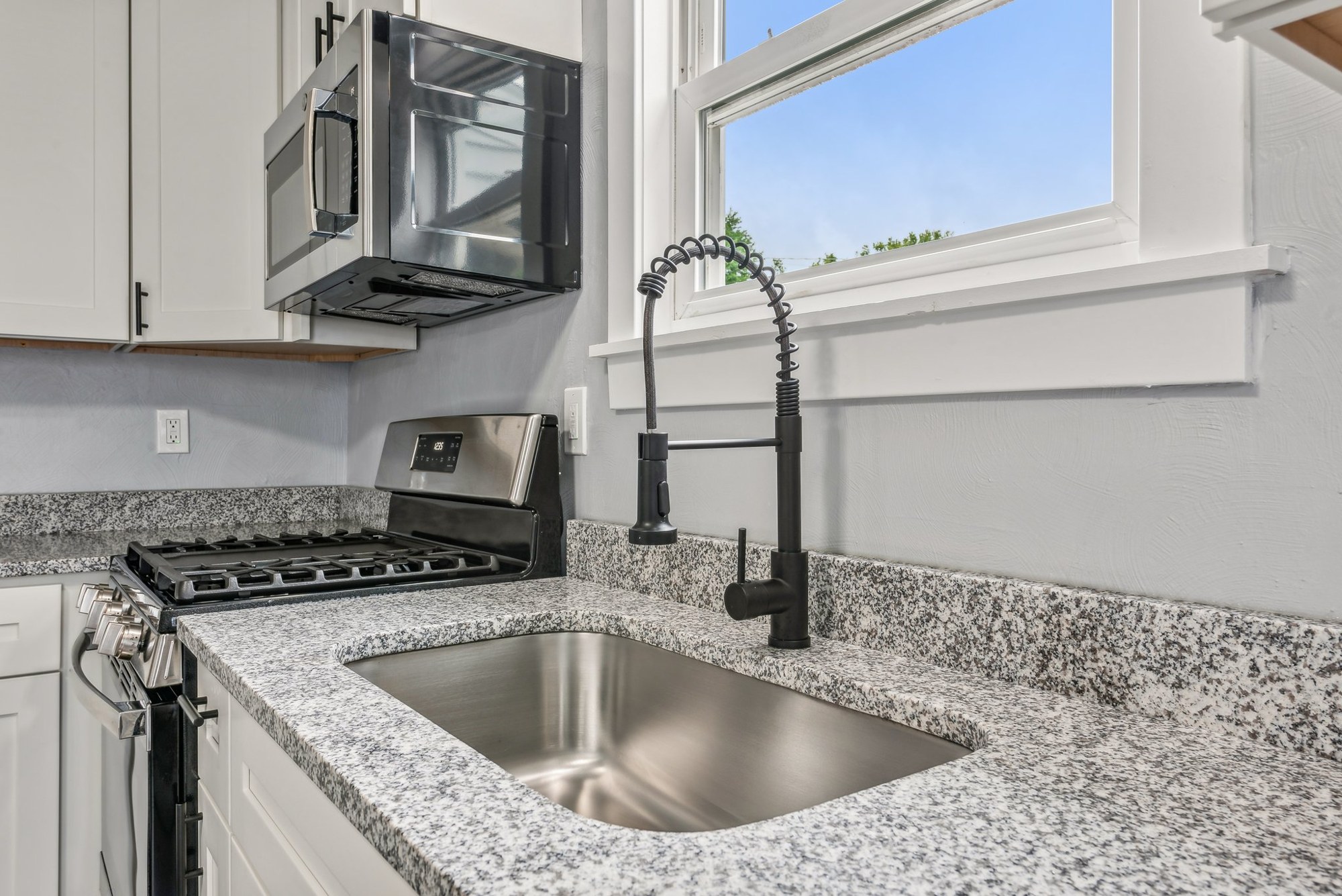 553 Farnsworth Ave – photo 12