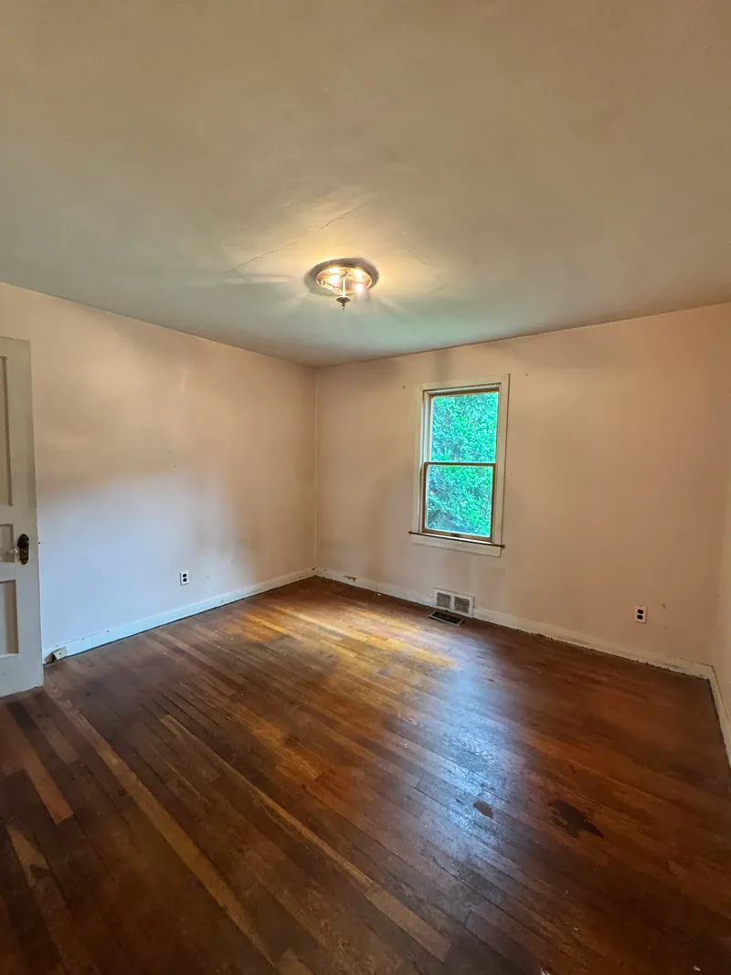 Before renovation: bedroom at 25 Locust Ln, Upper St. Clair