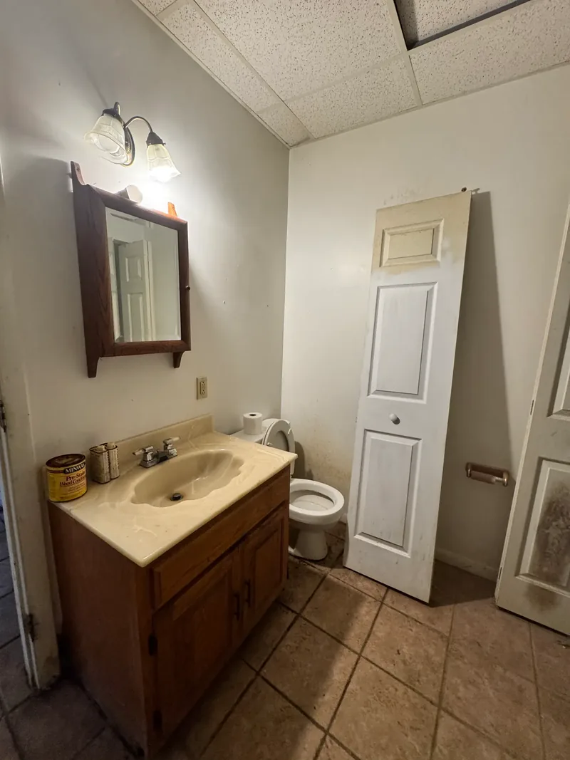 Before renovation: half bath at 25 Locust Ln, Upper St. Clair